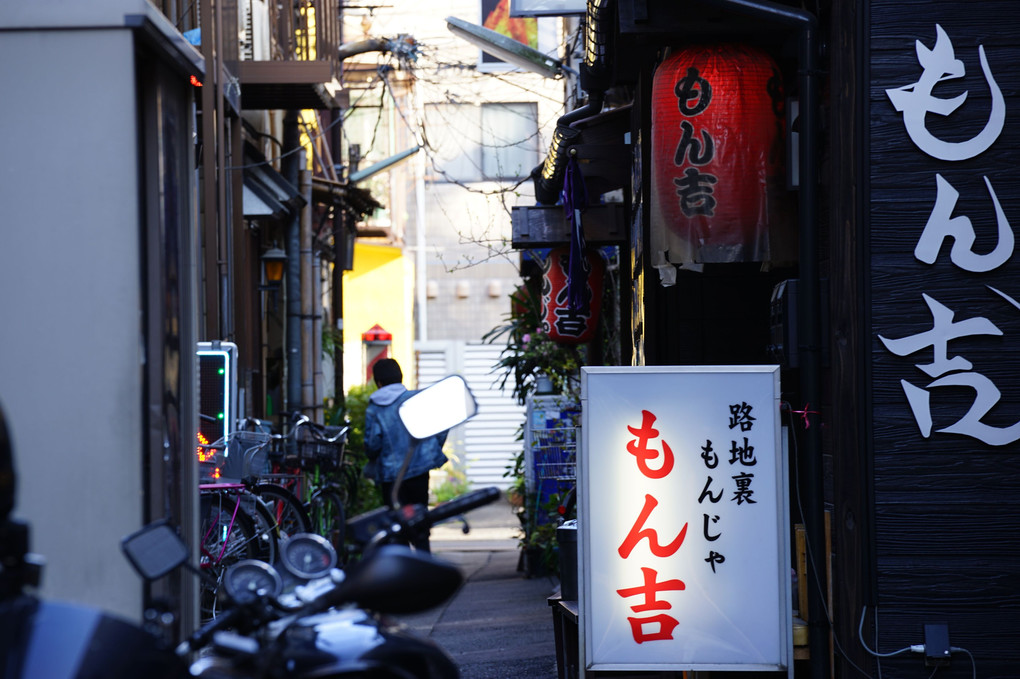 路地裏の　大きい看板　客呼ぶ