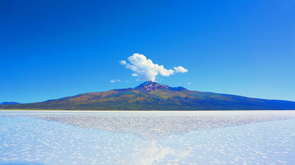ウユニ塩湖とトゥヌパ山