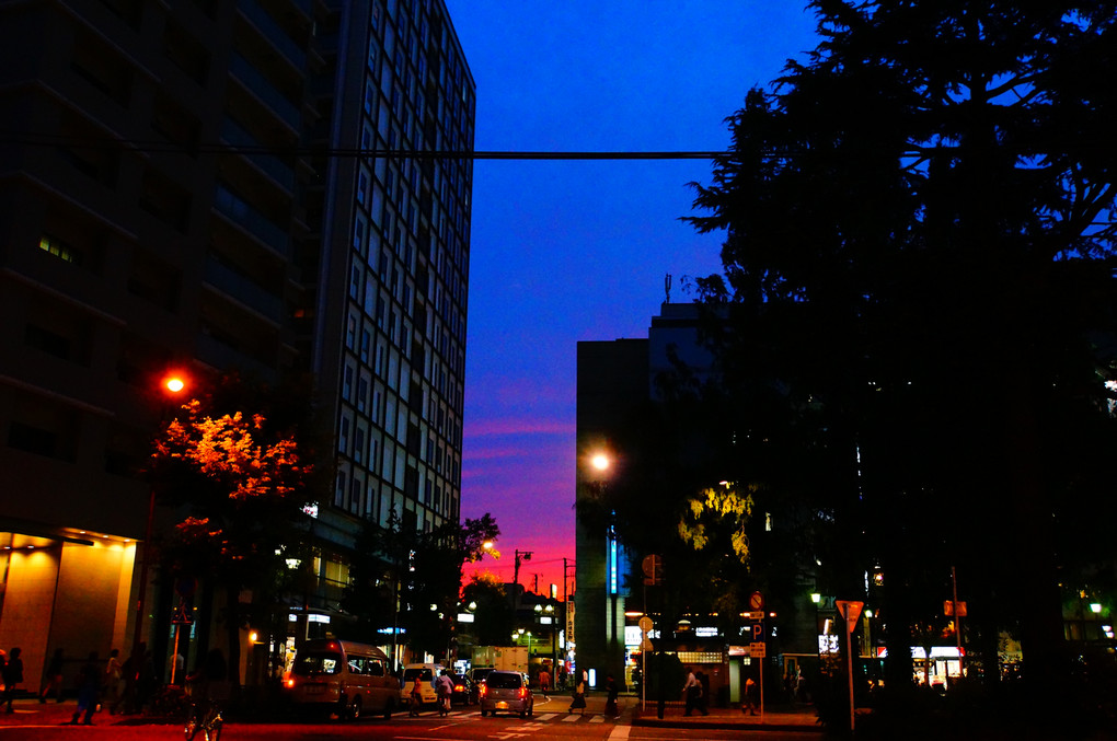 街で見た赤すぎる夕日
