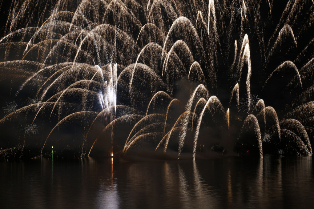 湖上の花火
