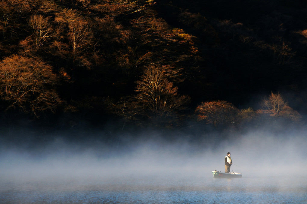 靄立つ秋の榛名湖