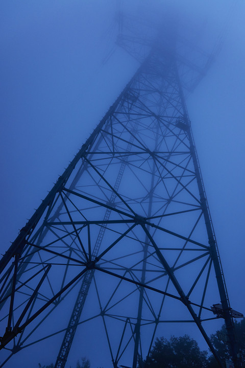 深霧の鉄塔