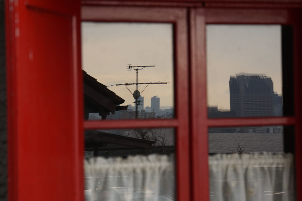 赤い窓枠からの風景　　