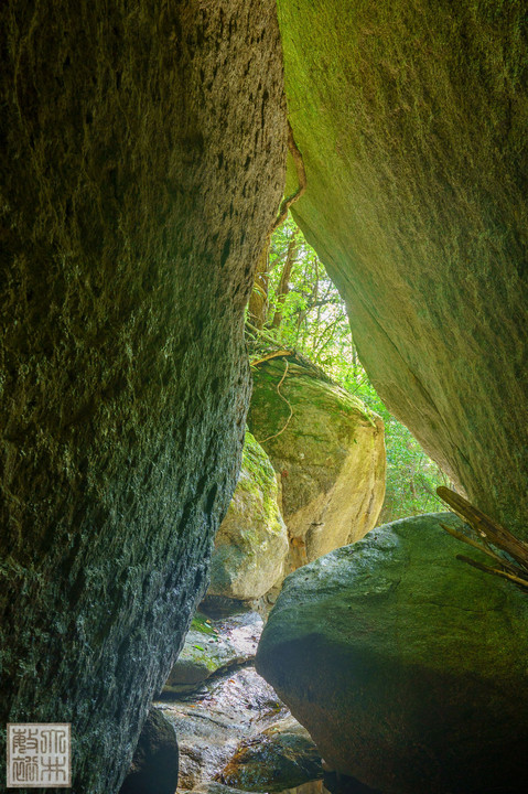岩のトンネルを抜けて  / 王滝渓谷