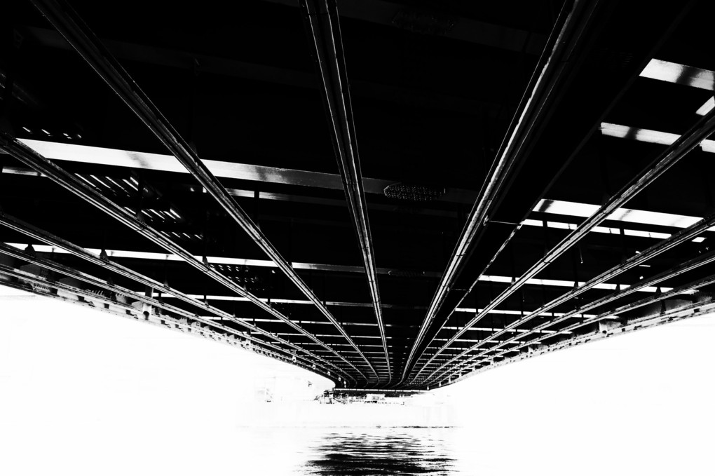 Under the bridge．