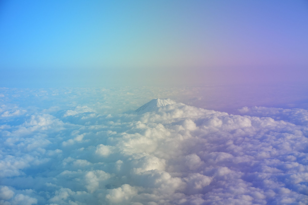 機内から七色な世界の富士山