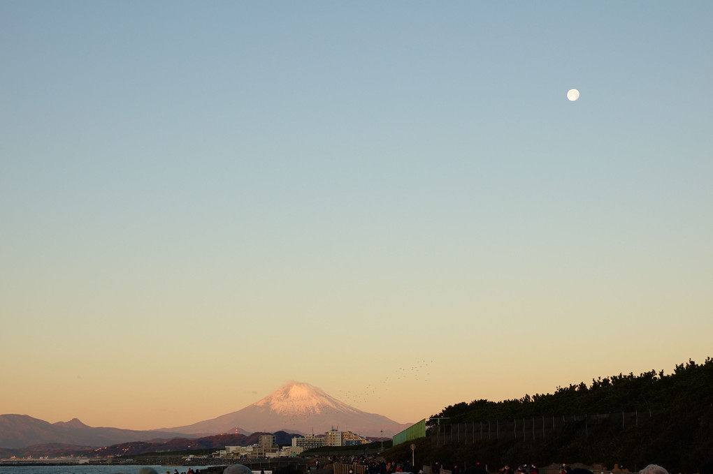 新春赤富士と月･･･と、人、ひと、ヒト