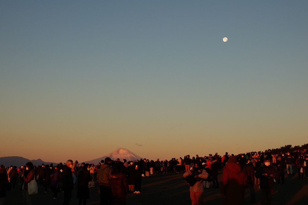 新春赤富士と月･･･と、人、ひと、ヒト