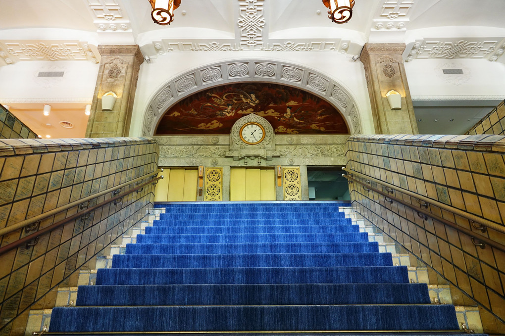 伝統の青絨毯の階段