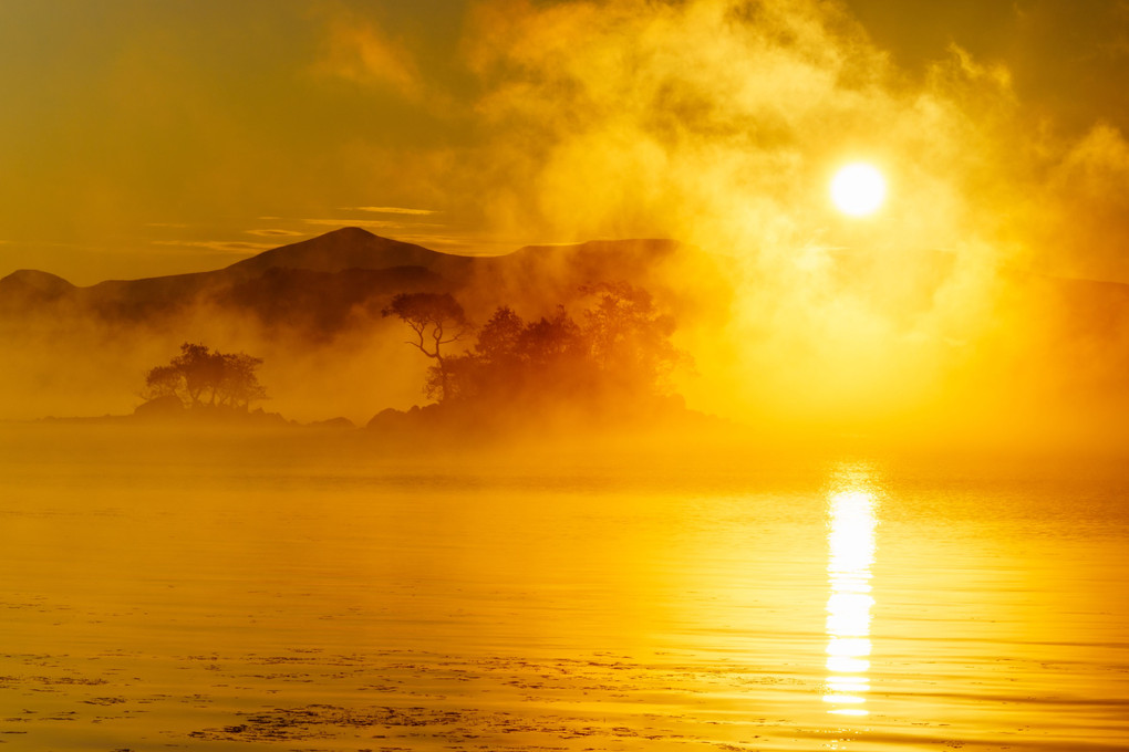 檜原湖に昇る朝陽。
