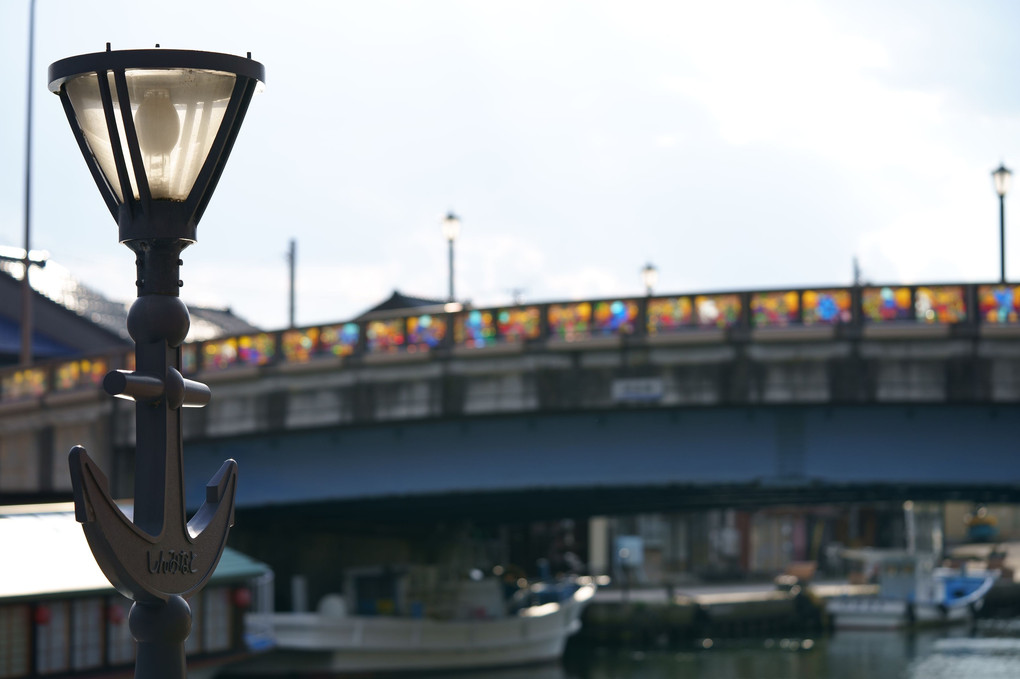 錨の街灯とステンドグラス橋