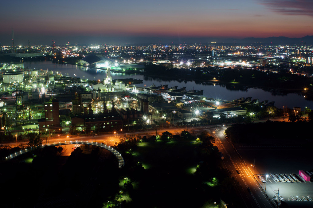 四日市港ポートビル　（三重県四日市市霞）