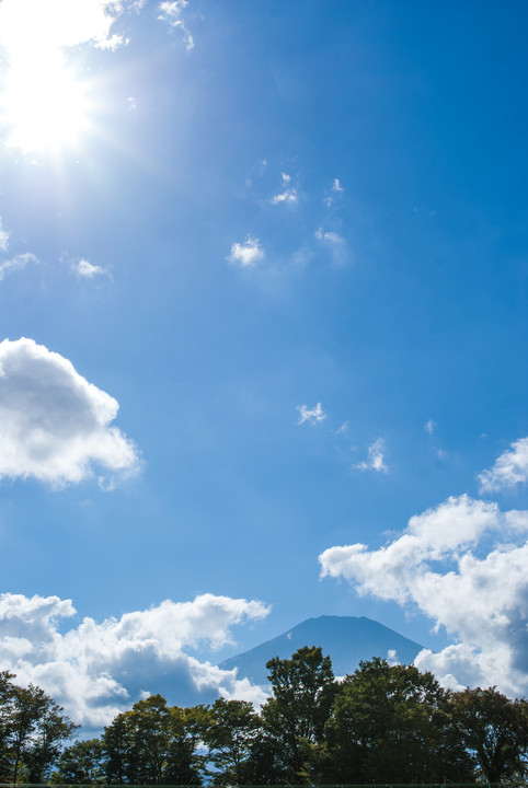 雲間からのぞいた富士