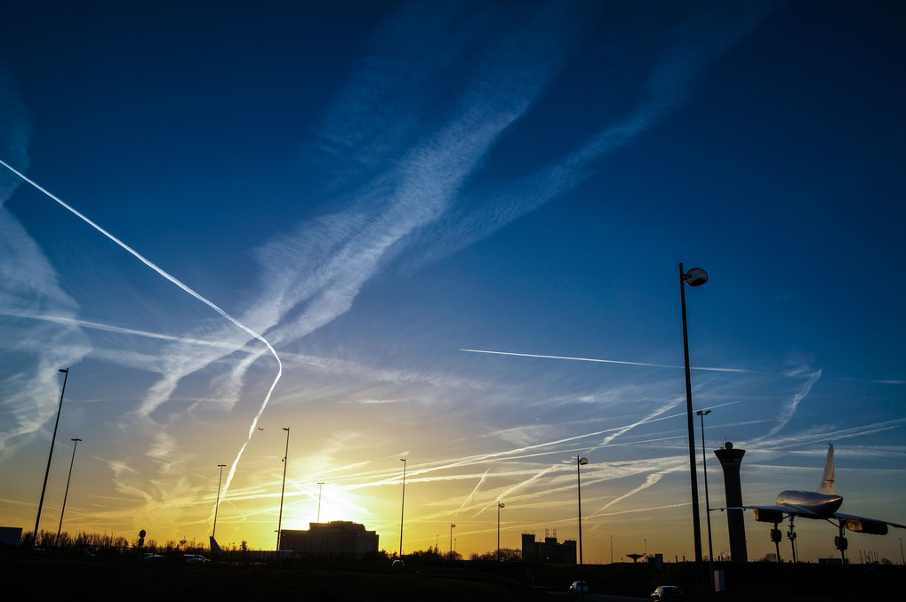 飛行機雲、縦横無尽。