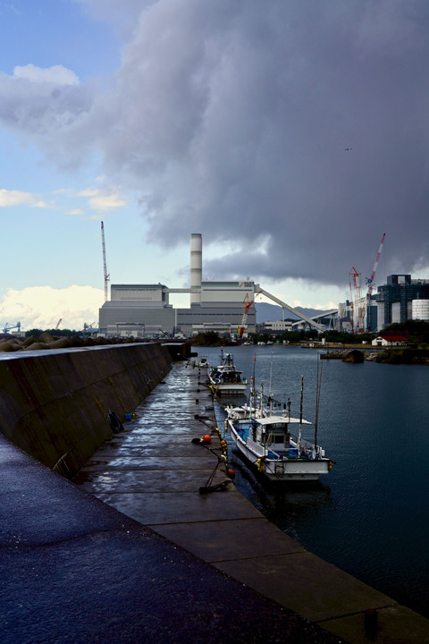 漁港と発電所