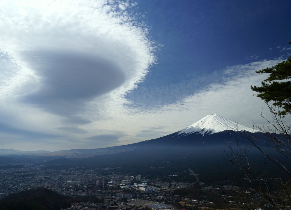 富士山と雲と霞
