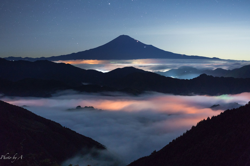 染まる雲海と富士山
