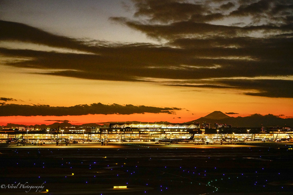 Twilight View with Mt. Fuji from Haneda