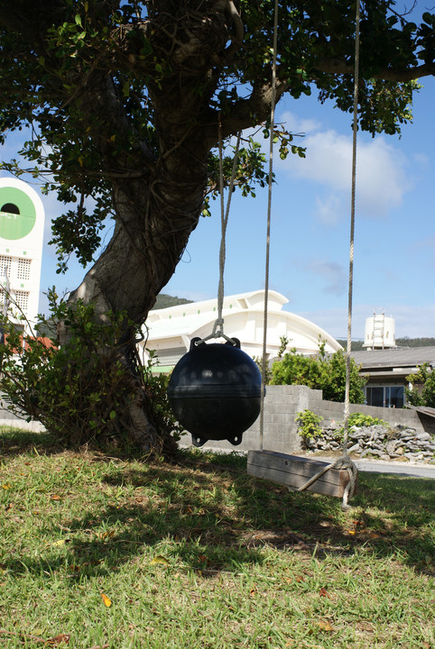 沖縄・伊平屋島で見かけた浮き玉のブランコ