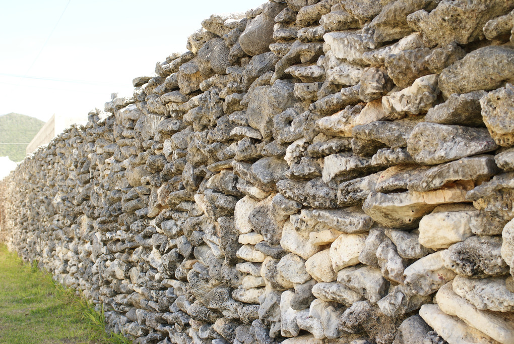 沖縄・伊平屋島の泊まった公民館の石壁