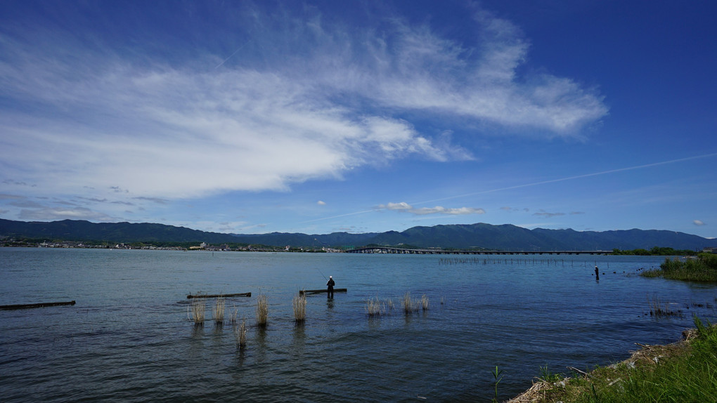 琵琶湖・大橋と釣人・初夏の空
