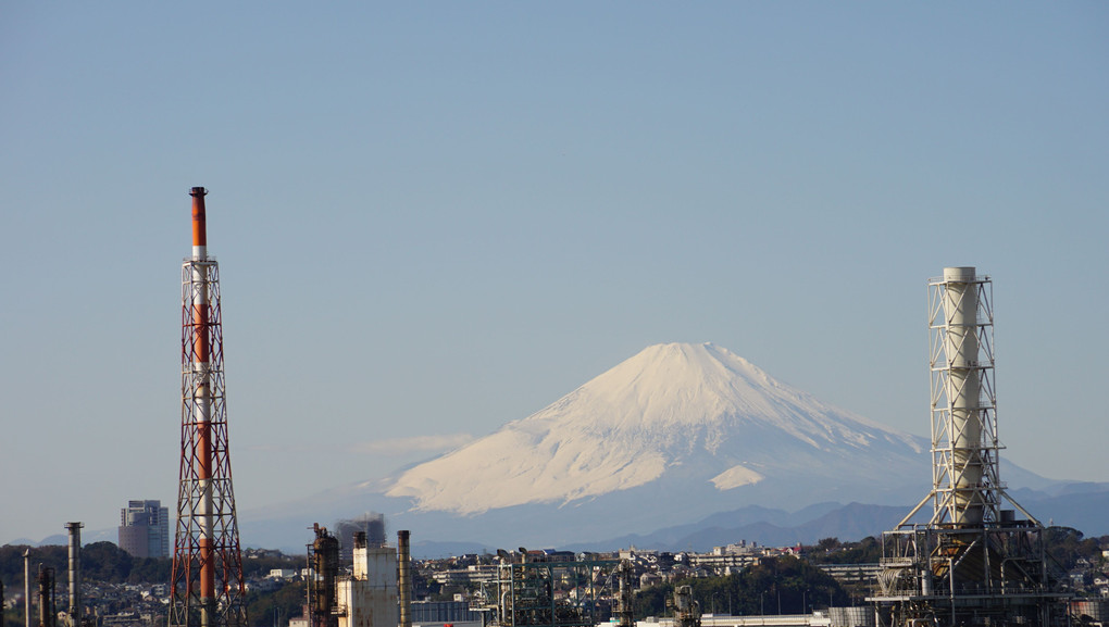 三渓園から富士山　煙突の間