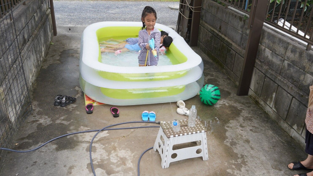 今年のプールは水鉄砲