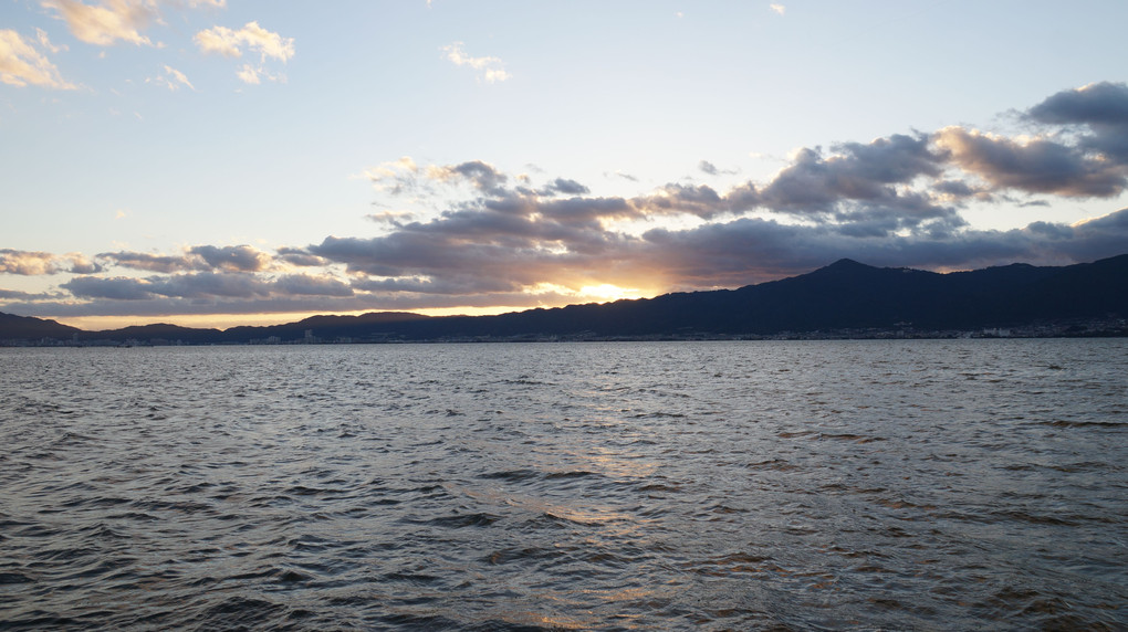 湖と京と叡山の日暮れ