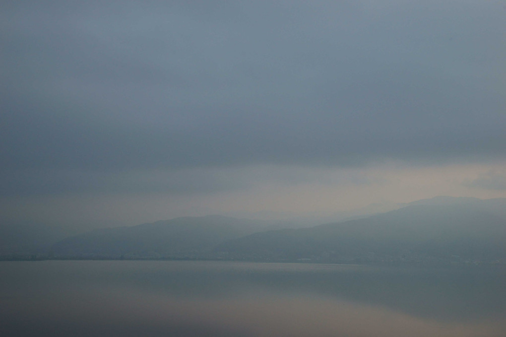早朝の諏訪湖