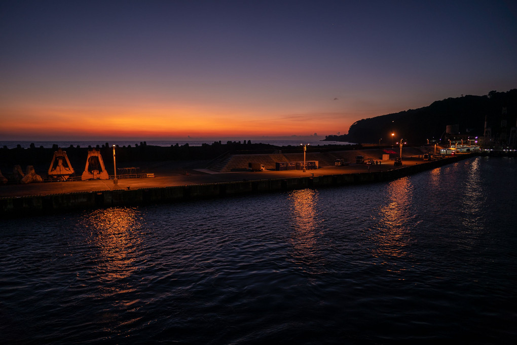 夜明け前の岡田港