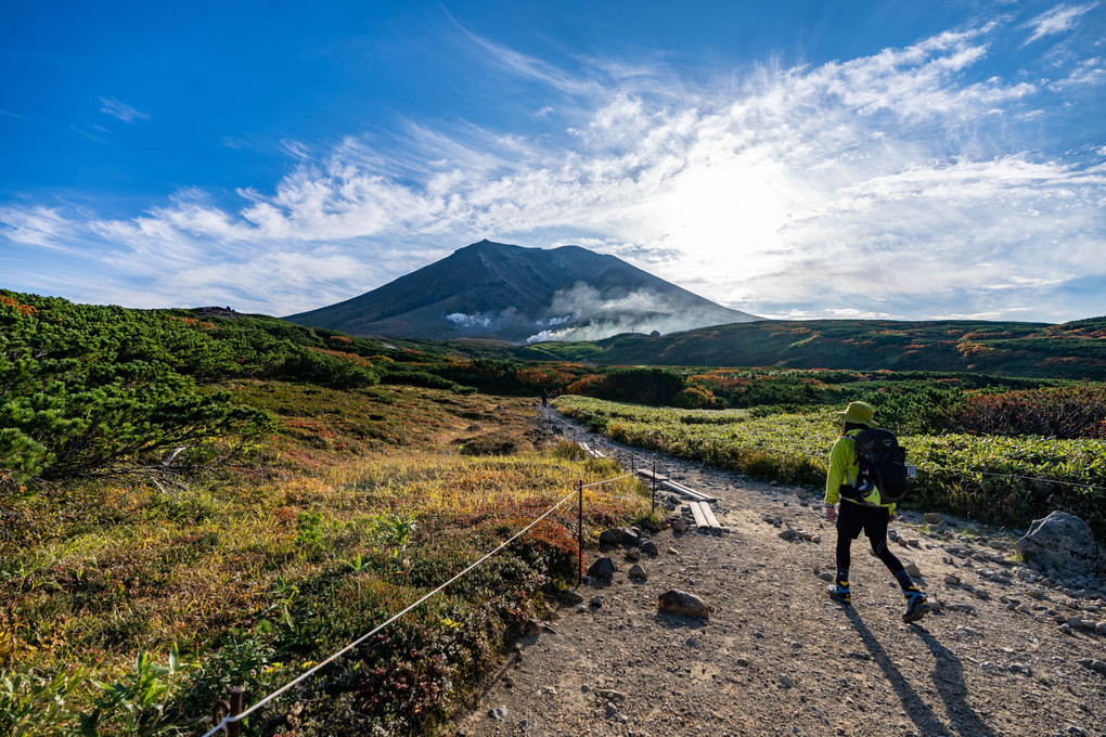 朝日に登る旭岳