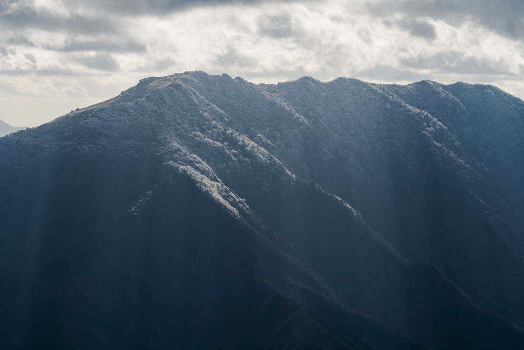 冬空と山頂