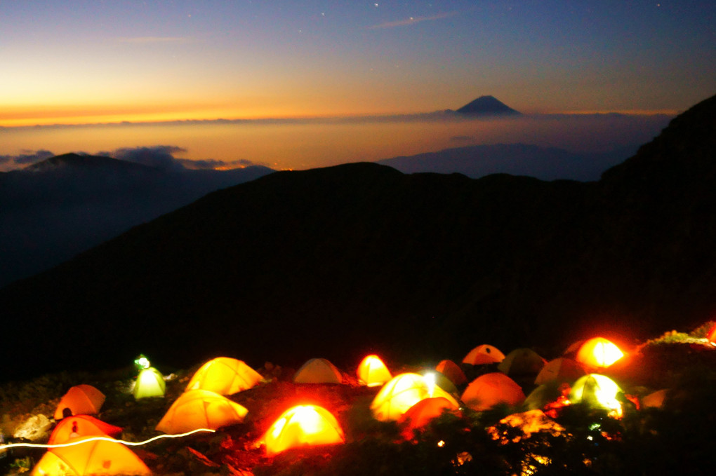 北岳の夜明けと富士