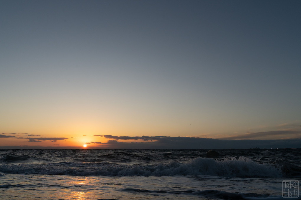 夕陽と波