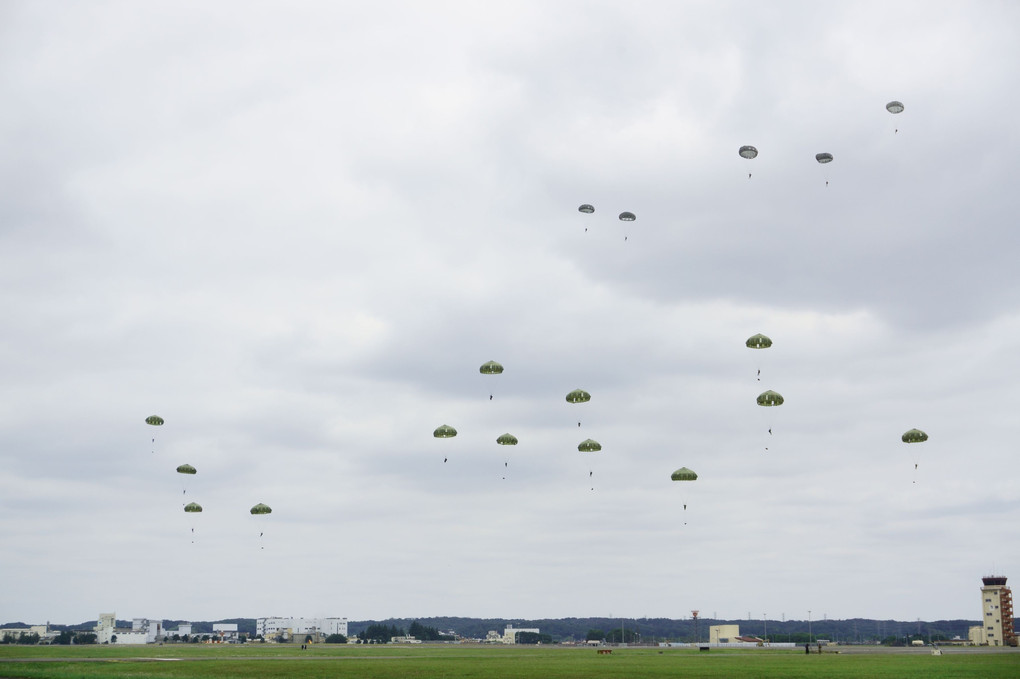 横田基地日米友好祭2023 空挺降下展示