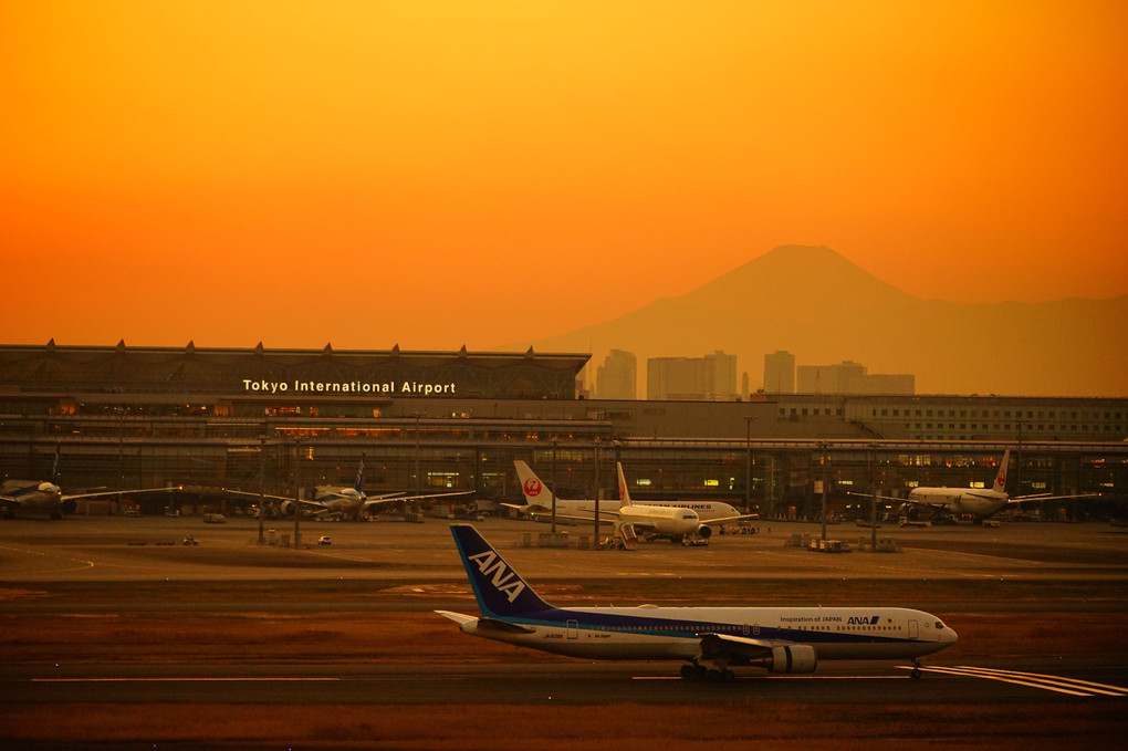 空港と夕暮れ富士