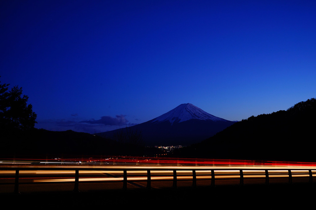 富士を横切る光跡