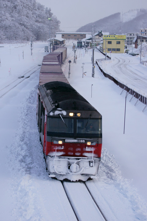 冬の朝、貨物列車