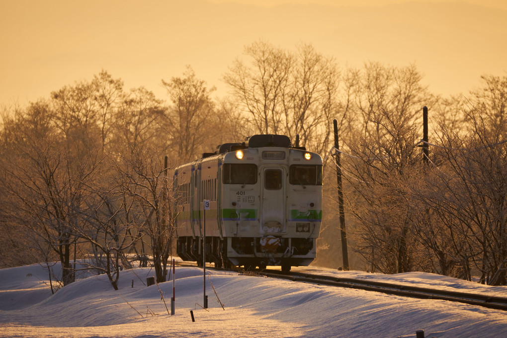 汽車のある朝の風景