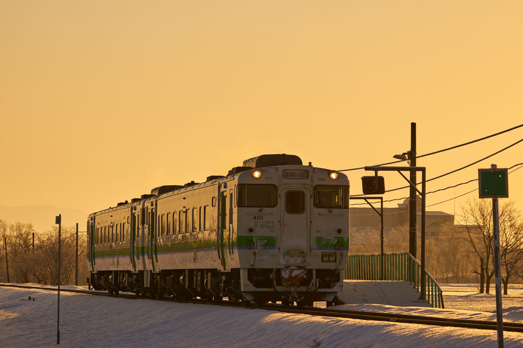 汽車のある朝の風景