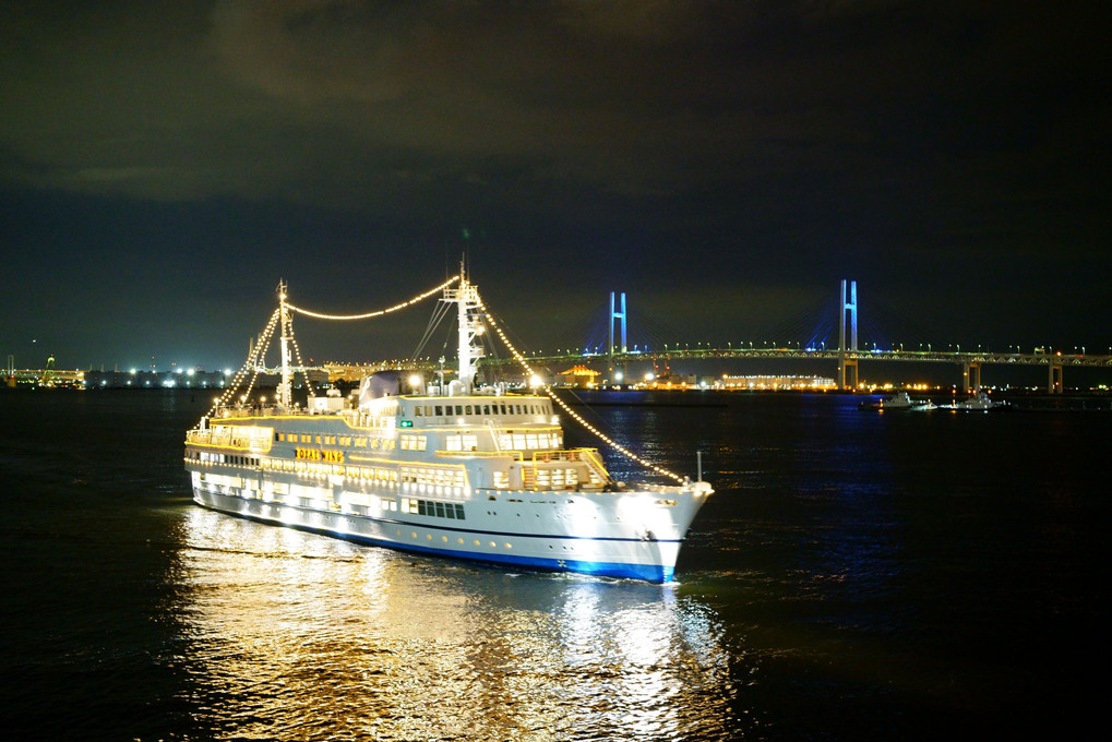 横浜ベイブリッジとディナー船