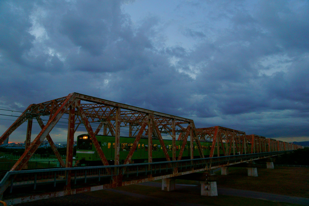 赤川鉄橋とウグイス色２０１系
