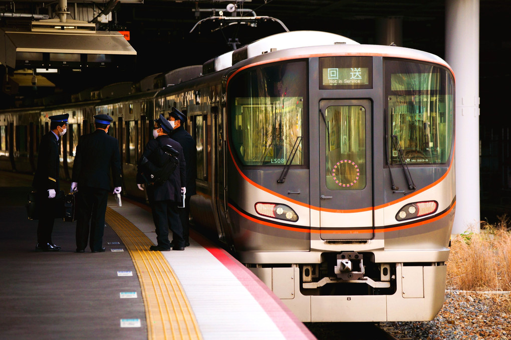 梅田貨物線のレール磨き列車に３２３系が運行