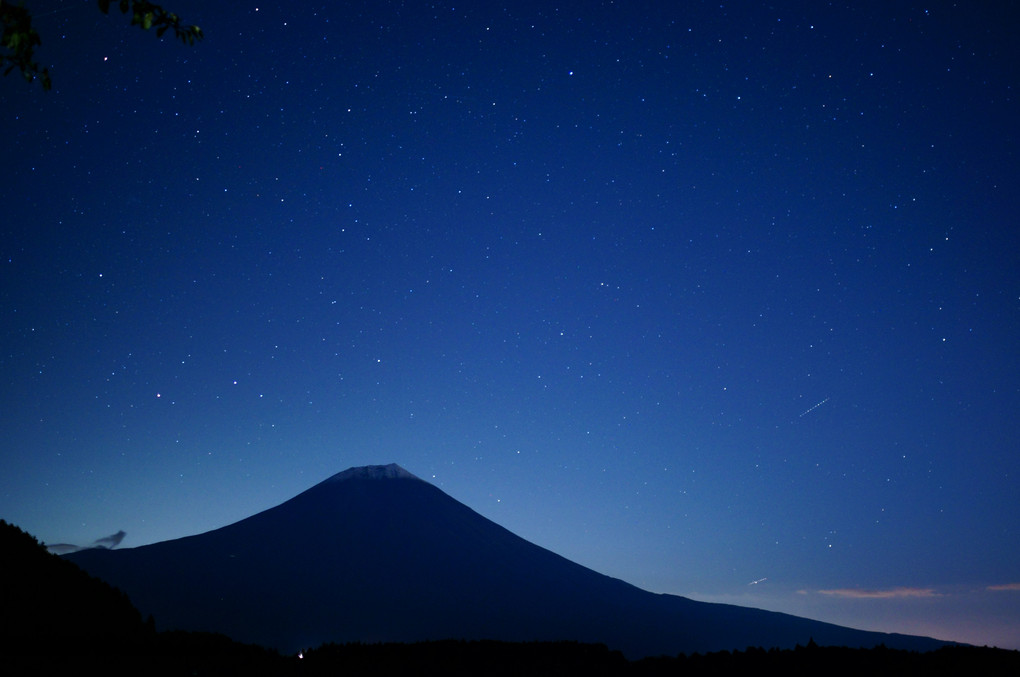 宵の口に星と共に浮かぶ富士