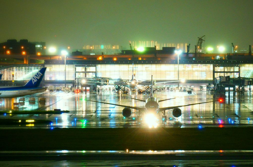 霧雨に煙る夜の羽田ターミナル