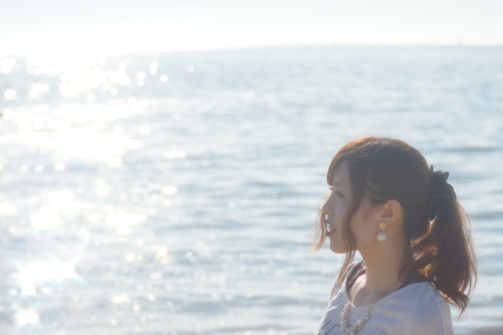 海ではしゃぐカメラ女子✩