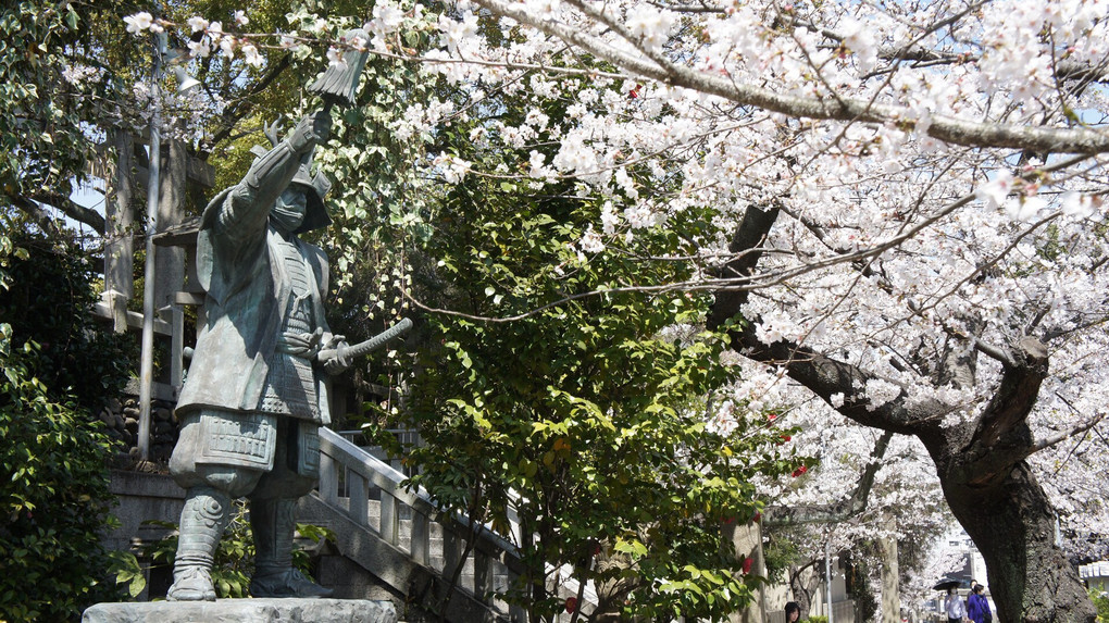 真田幸村公石像と桜