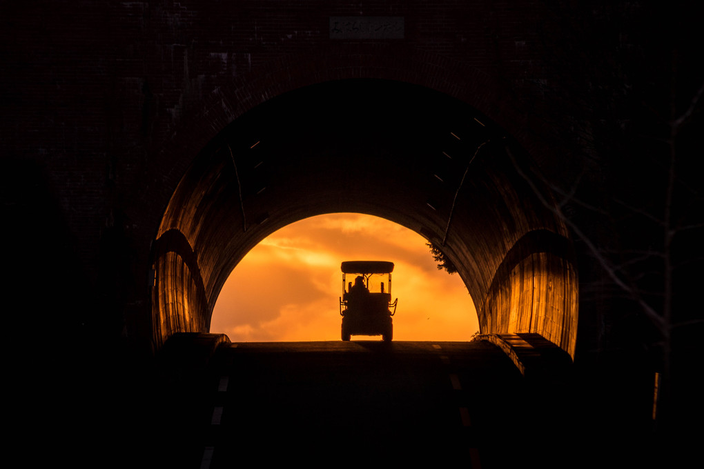 夕焼け、トンネル、帰り道