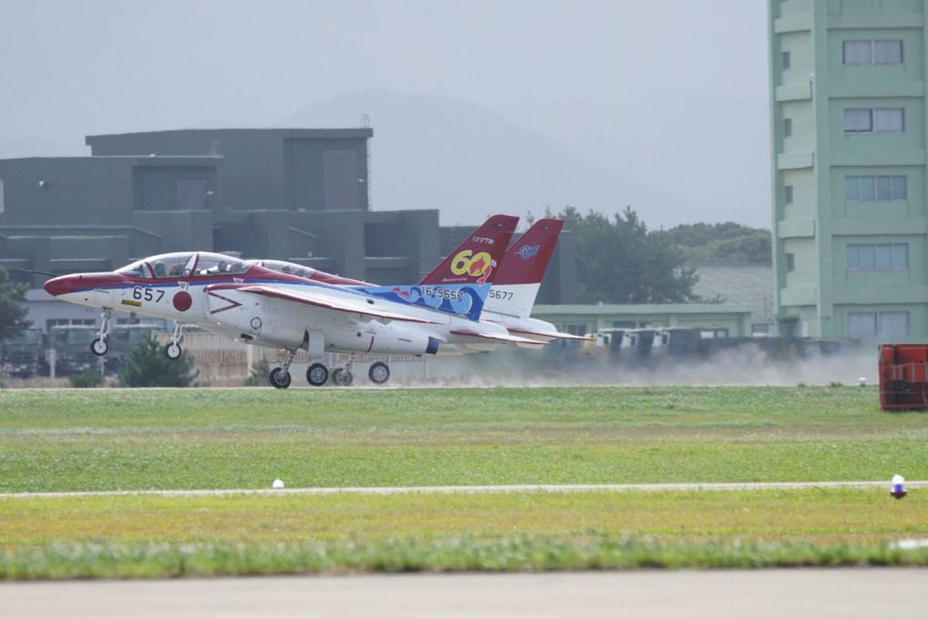 T-４　地上クルーに支えられて