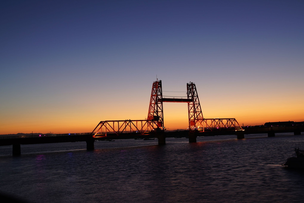 光を纏う昇開橋